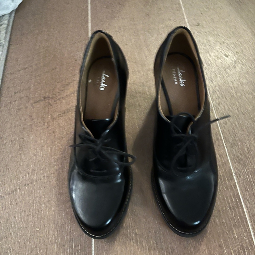 Women Clark tie up black shoes
